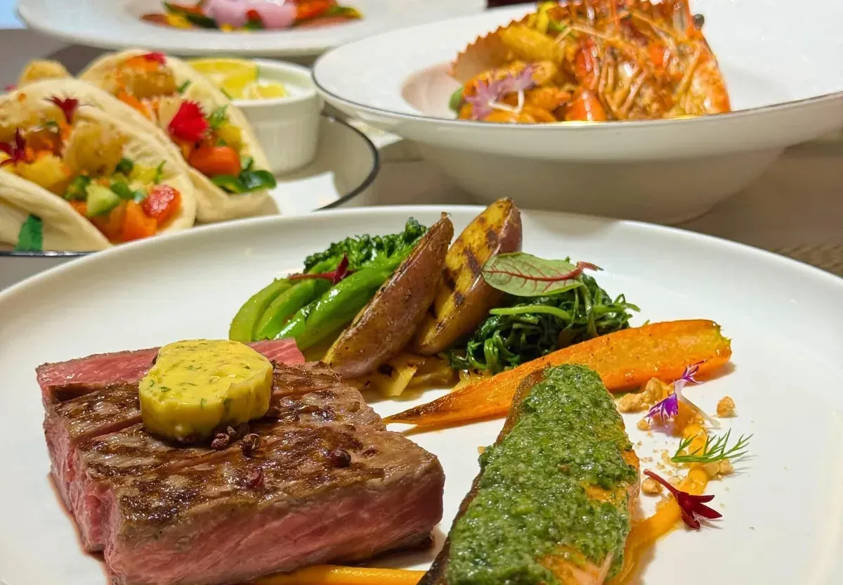 Món Cá hồi phủ thảo mộc chimichurri tại Ơ Bistro