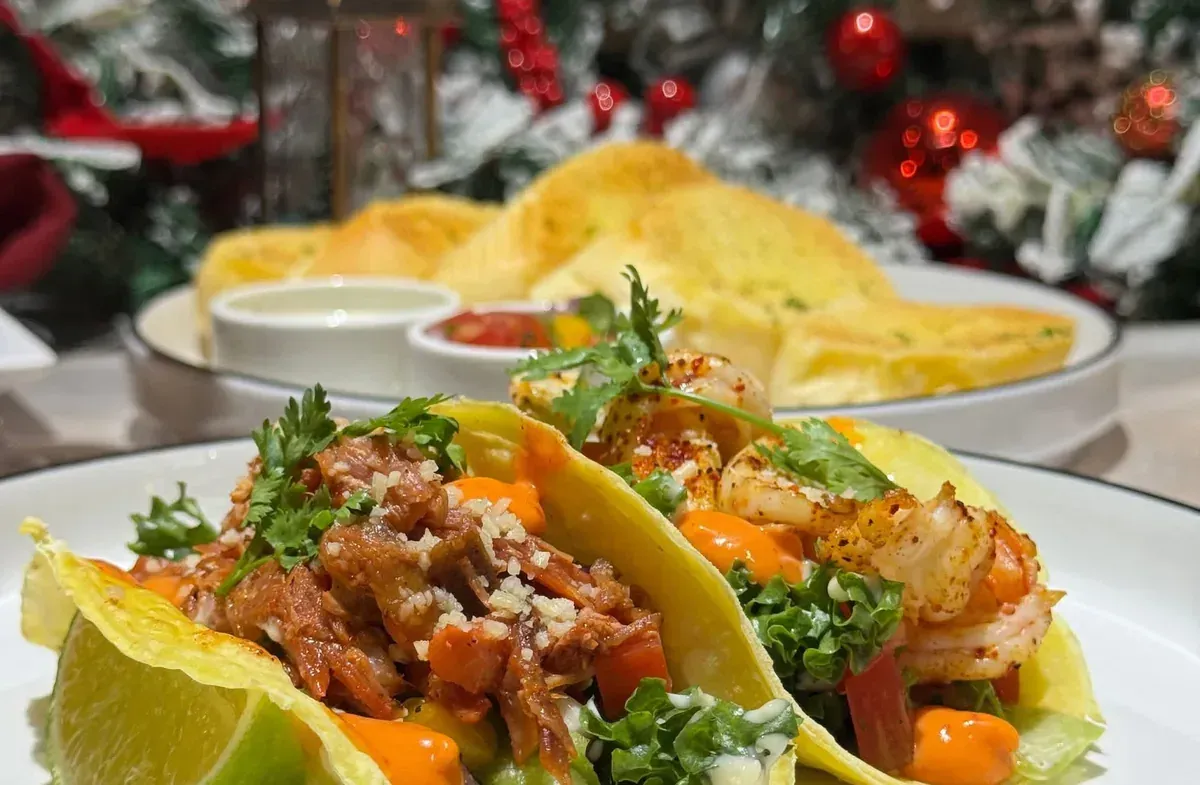 Món Tacos heo xé salsa BBQ Latin tại Ơ Bistro