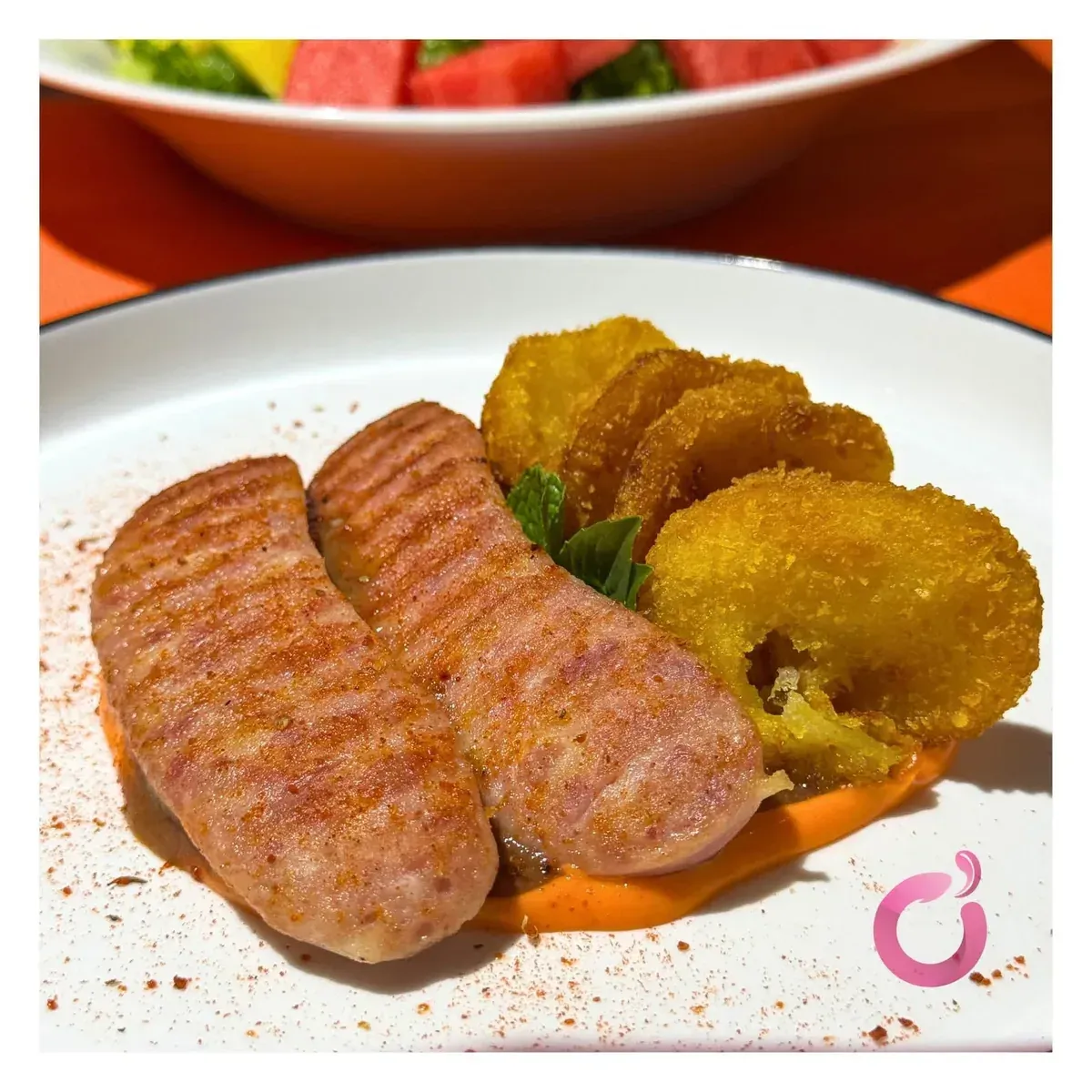 Món Xúc xích & onion rings tại Ơ Bistro