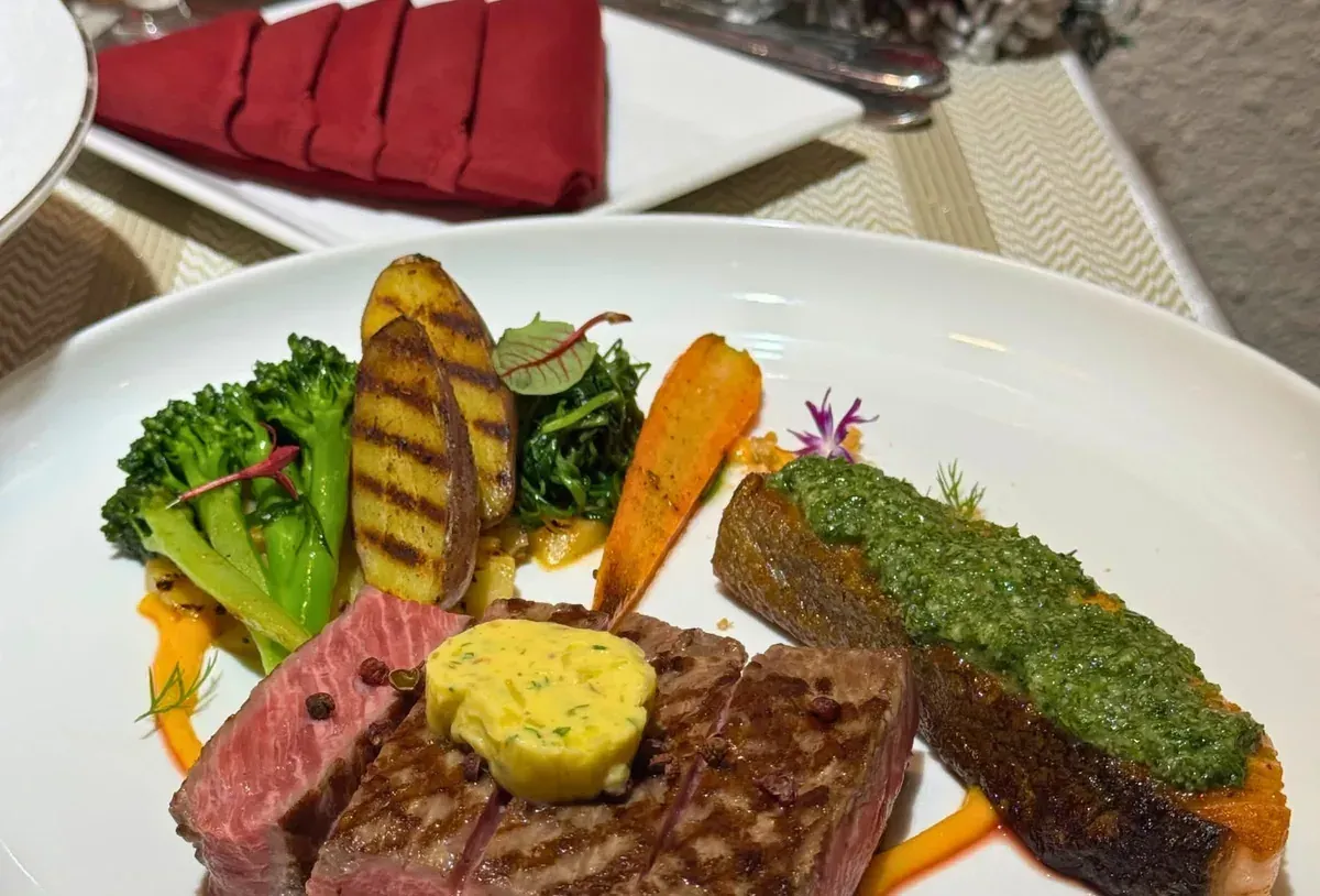 Món Striploin Wagyu Úc & Paris Butter tại Ơ Bistro