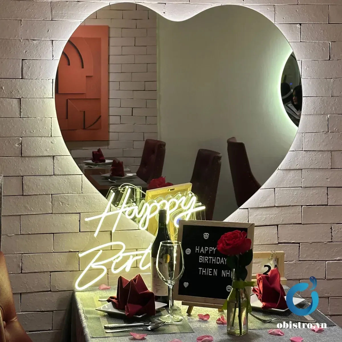 Bàn sinh nhật trang trí gương trái tim và bong bóng tại Ơ Bistro