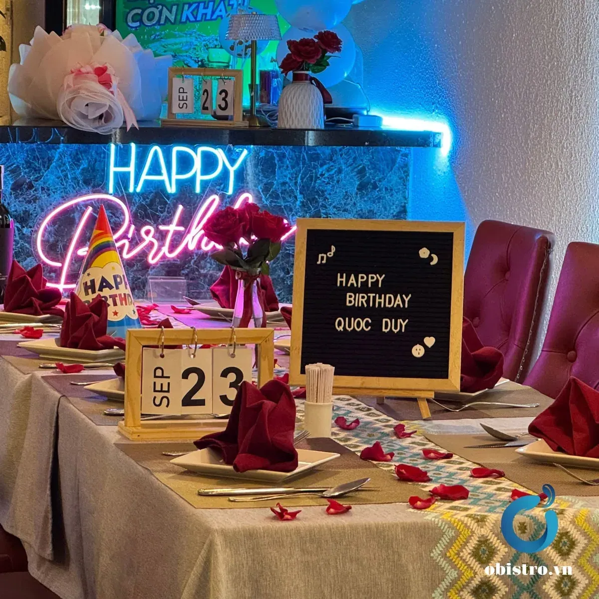 Bàn tiệc dài trang trí cho nhóm đông khách tại Ơ Bistro