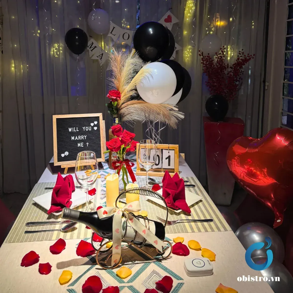 Bàn cầu hôn trang trí hoa và nến tại Ơ Bistro