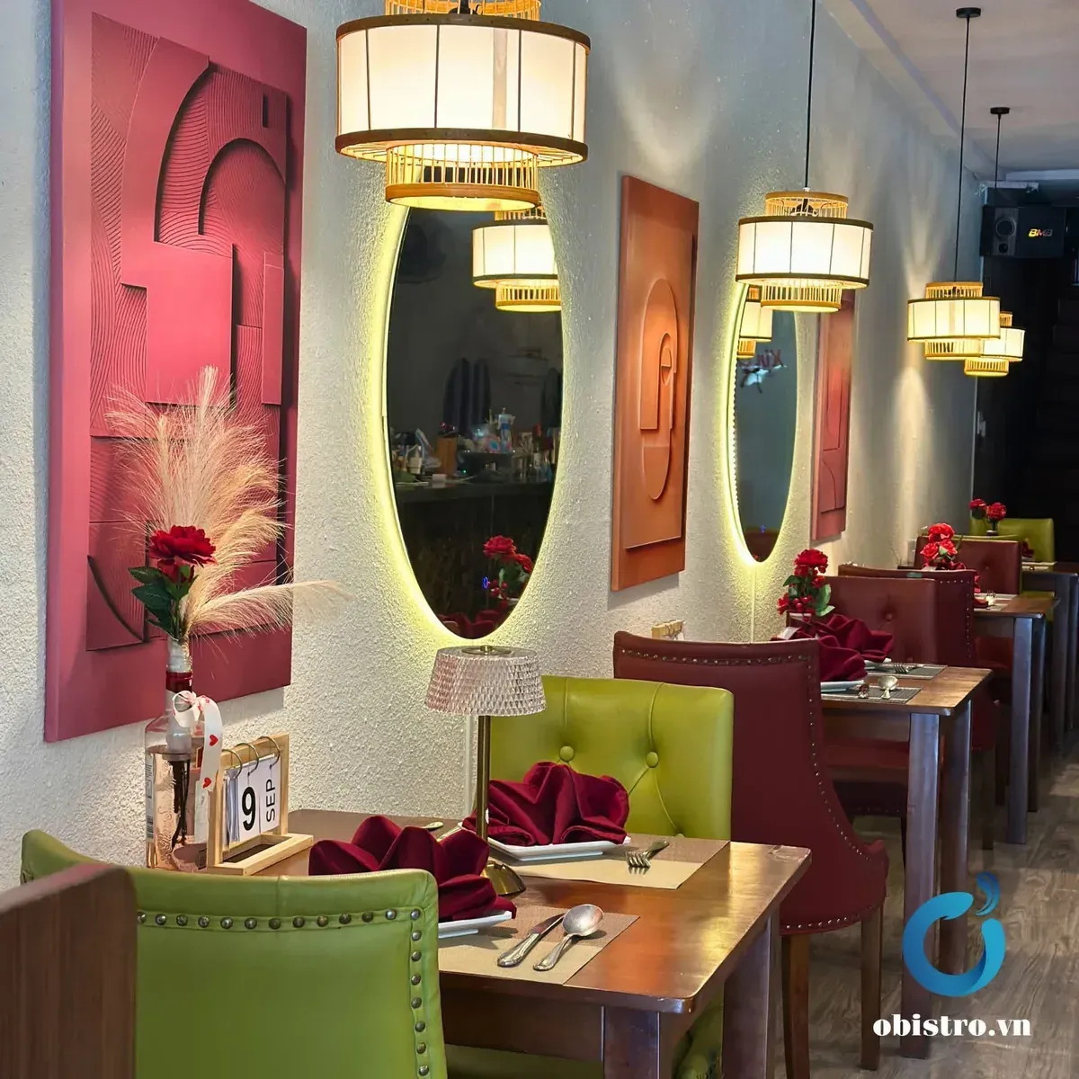 Không gian Ơ Bistro với tường vàng ấm và bàn ghế gỗ